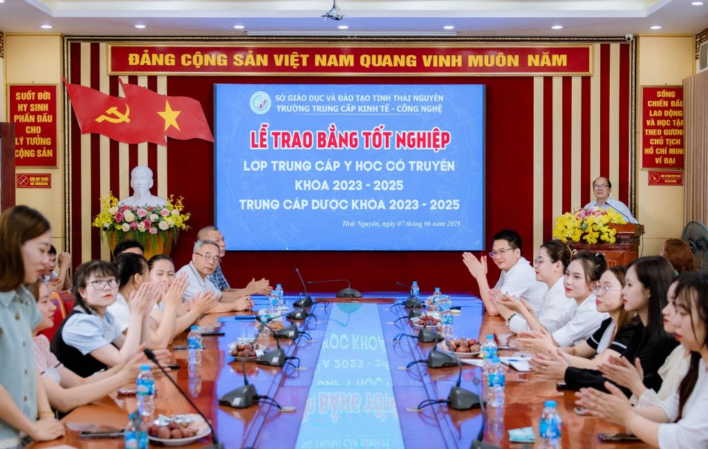 Lễ trao bằng tốt nghiệp khóa 2023–2025: dược và y học cổ truyền