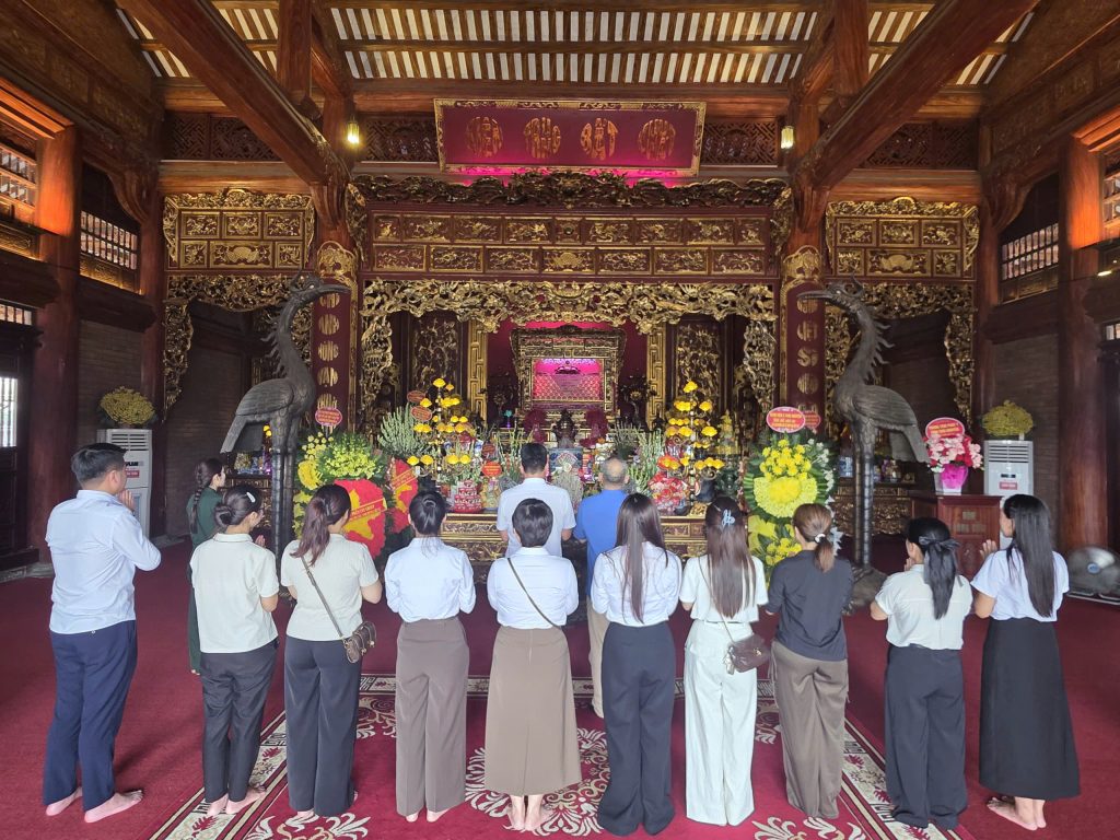 Trường trung cấp kinh tế – công nghệ tổ chức dâng hoa, dâng hương tưởng niệm các anh hùng liệt sĩ đại đội thanh niên xung phong 915 Bắc Thái